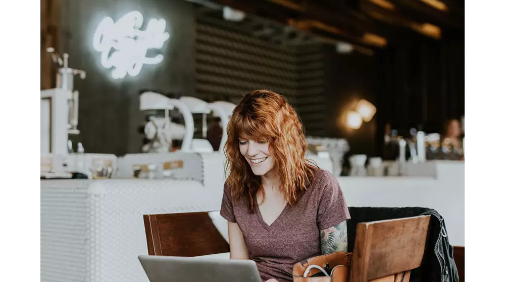 Lady working with a laptop at a coffee shop