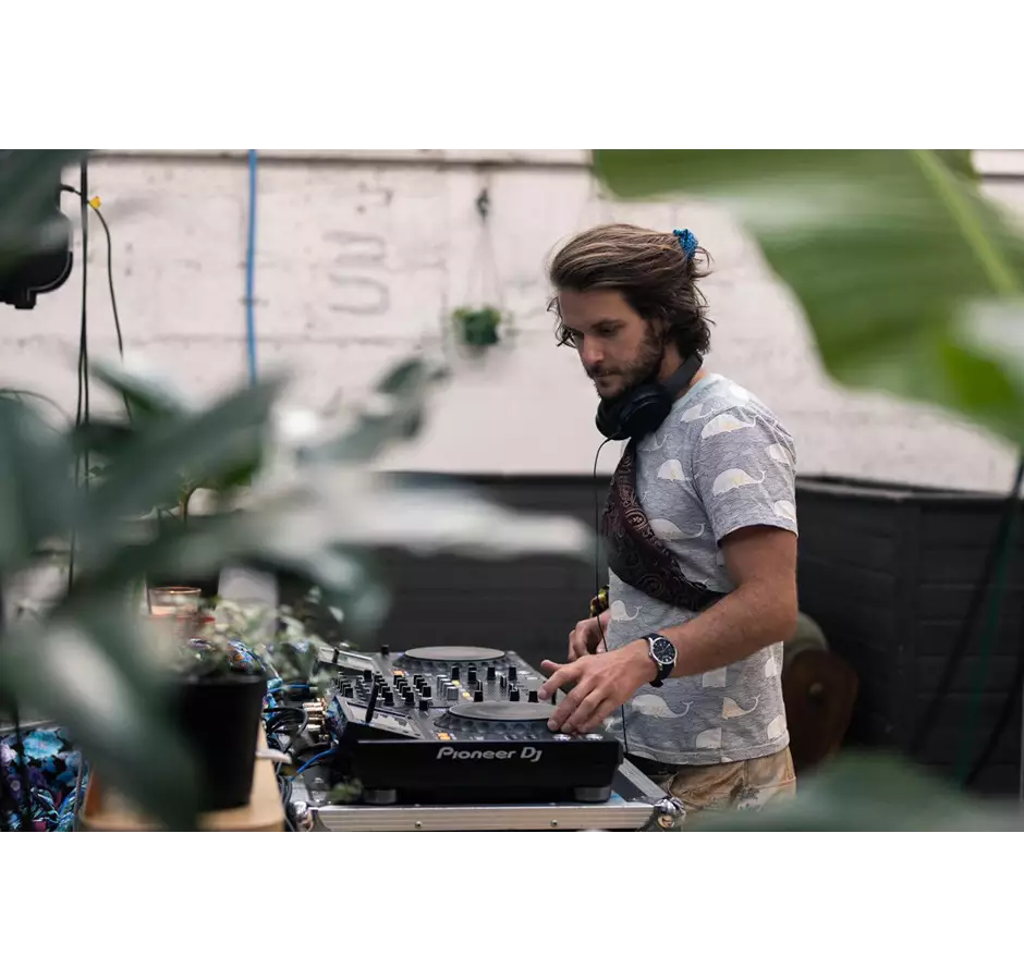 Greenlane Markets Dj Spinning Decks